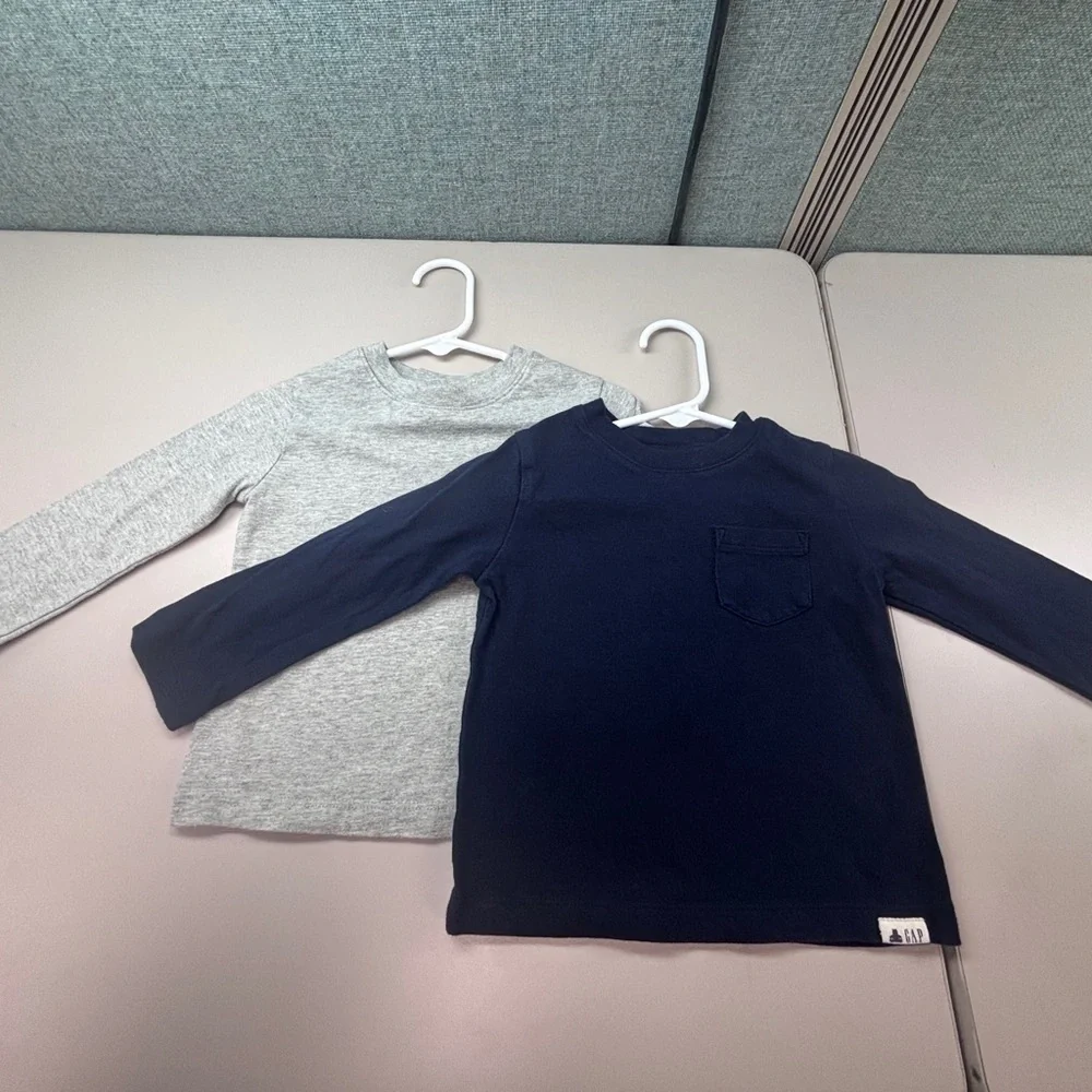 Set of Two GAP Kids Long Sleeve Playtime Favorites Shirts in Gray and Navy, GUC